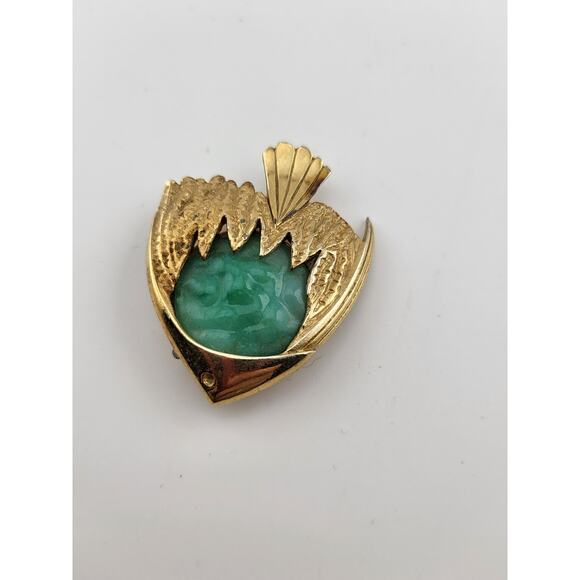 Vintage Gold Tone Fish Brooch Textured Green Glass Cabochon 1.75 Inch - Picture 2 of 5